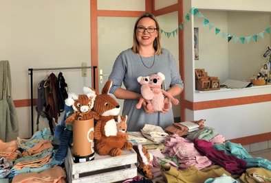 Jungunternehmerin Elise Zahn mit ihrer Ware im Werdauer Kurzzeitladen "Die Box", den sie zunächst bis Ende Mai nutzt. 