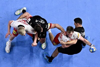 Es war ein unglaublicher, ein leidenschaftlicher Abwehrkampf, den Deutschlands Handballer (schwarz) dem Weltmeister lieferten.