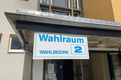 OB-Wahl in Aue-Bad Schlema: Die ersten Wähler waren an diesem Sonntag um 7.45 Uhr da und mussten sich noch gedulden, bevor sie ihr Kreuz machen konnten. Warteschlangen bildeten sich nicht, auch wenn stetig Wähler in die Grundschule auf dem Zeller Berg kamen.