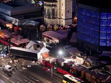 Eine Schneise der Verwüstung auf dem Weihnachtsmarkt am Breitscheidplatz in Berlin.