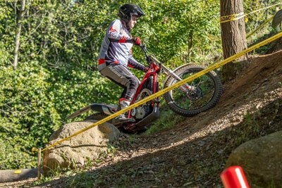 Andreas Heißinger bahnt sich seinen Weg die Rampe empor. Der Franke ist seit mehr als 30 Jahren begeisterter Trialer.
