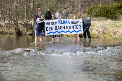 Mit dem Klima geht es den Bach runter: Das wollen die Freiberger Aktivisten bildlich darstellen.