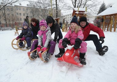 Die beliebtesten Schlitten der Chemnitzer sind die Hörner- und Holzschlitten oder aber auch die Plastikrodler. Für Fiona, Katharina und Stina (von links) spielt das Gefährt jedoch keine Rolle. Den langen Rodelhang auf dem Gerhart-Hauptmann-Platz düsen die Mädchen mit jedem fahrbaren Untersatz hinunter.