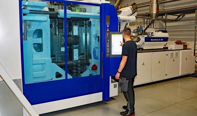 Mit Hilfe von 33 Spritzgießmaschinen und Montageanlagen werden in Crimmitschau Lüfter und Zargen für Autos hergestellt. Vor kurzem ist diese neue 700-Tonnen-Spritzgießmaschine in Betrieb gegangen.