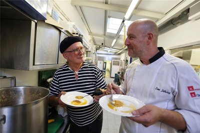 Bon: Loic Chartier (links) und Tom Jähring befinden die Fischsuppe für die Gäste als gut gelungen.