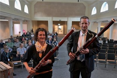 Sven Güttler, Solo-Fagottist der Erzgebirgischen Philharmonie Aue, seine Fagott-Schülerin Anett Georgi aus Zschorlau sowie Daniel Keller (nicht im Bild) am Klavier umrahmten den Festakt zur Eröffnung des sanierten Saals musikalisch. Bei kleinen Rundgängen oder in stiller Einkehr ließen Besucher das Geschaffene auf sich wirken.