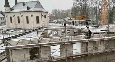 Mit dem Verlegen der Betonplatten auf dem Neubau neben dem Alten Postamt in Schneeberg ist ein wichtiger Schritt für die Fertigstellung des Vorhabens bis zum Sommer getan. 