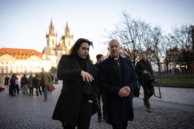 Eine Szene aus dem Film „Manipulation“ mit Heino Ferch (rechts) als Vater Vitus und Radoslav Gavlas als Matteo. Im Zentrum des Films steht Matteo, der von Kind an zu einer Geheimorganisation gehört und in dieser befördert wird – mit Folgen. „Manipulation“ bewegt sich in einem Spannungsfeld, das im Kino immer wieder fasziniert hat: der Einzelne gegen ein System, das kaum greifbar ist.