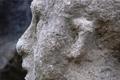 Der Film "Zustand und Gelände" thematisiert die Zeit der Machtergreifung der Nazis im Frühjahr 1933, als Sachsen mit einem Netz an Konzentrationslagern überzogen wurde. Folter und Gewalt waren an der Tagesordnung. Im Film werden auch verschiedene Formen der Erinnerung dokumentiert. 
