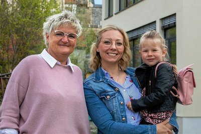 Bianca Matzke (Mitte) und Tochter Marlene nutzen bereits die flexiblen Betreuungszeiten in der Kita Regenbogen. Laut Kita-Leiterin Heike Schmidt nehmen das Angebot bislang aber nur wenige Eltern wahr.