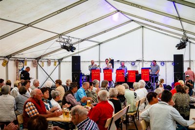 „De Kuch'n Lunzner“ spielten im Festzelt auf.