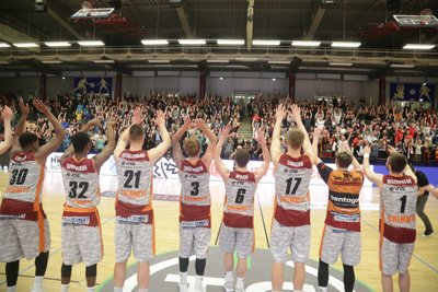 Die Niners jubelten gemeinsam mit dem Publikum über den Sieg in der heimischen Hartmannhalle.