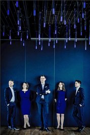 Ludwig Böhme (Bariton), Anja Pöche (Sopran), Manuel Helmeke (Bass), Maria Kalmbach (Alt) und Friedrich Bracks (Tenor, von links) legen als Calmus Ensemble mit "Mosaik" ein vielfältiges Albumprojekt so aktueller wie zeitgenössischer Vokalminiaturen vor. 