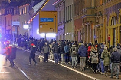 Laut Politikwissenschaftlerin zeigen Studien, dass sich innerhalb der Demonstranten gegen die Corona-Schutzverordnungen Personen befinden, die den Staat gänzlich ablehnen wie Reichsbürger oder rechtsradikale Gruppen. Das Foto zeigt den Protestzug in Freiberg am 6. Dezember 2021.
