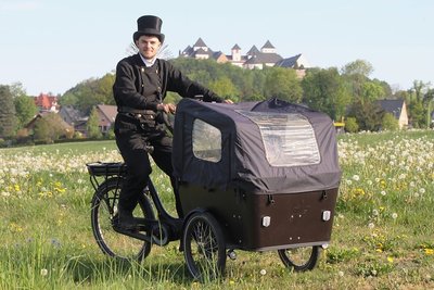 Schornsteinfeger Paul Rosner ist mit einem Elektro-Lastenfahrrad rund um Augustusburg unterwegs. 