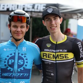 Tom Lindner (links) und Jonas Käppler vom SV Remse hatten beim Nord-West-Kriterium besonders gute Laune. Der 20-jährige Lindner träumt davon, irgendwann einmal bei der Tour de France zu starten. 