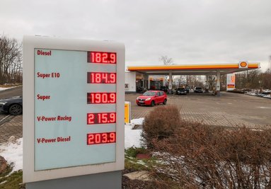 Diesel ist in diesen Tagen wie an dieser Tankstelle in Hohenstein-Ernstthal mitunter wieder günstiger als Super. Ob das so bleibt, ist aber fraglich. 