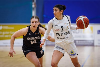 Nachwuchsspielerin Jette Krause bekam von ihrem Co-Trainer ein Sonderlob für die Leistung beim Sieg der Chemcats bei den Bender Baskets Grünberg (hier Lotte Seegräber am Ball).