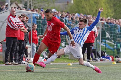 Limbacher Stadtderby 2023 vor mehr als 500 Fans: Damals kämpften sowohl der FSV (hier Yassine Boussif, links) als auch der TVO (hier Maximilian Köhler) um den Aufstieg in die Landesklasse, der letztlich dem FSV gelang. Das Derby endete 0:0.