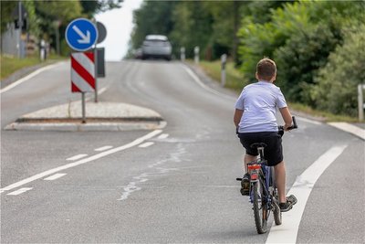 Der geplante 850 Meter lange Radweg soll am Parkplatz gegenüber der Sternwarte auf der Rützengrüner Höhe starten. In Blickrichtung Rützengrün verläuft er rechtsseitig womöglich bis zur Dorfkirche.