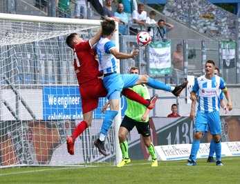 Paul Büchel (links, Fürstenwalde) und Matti Langer (CFC) im Luftkampf