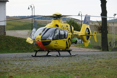 Der Jugendliche wurde mit einem Rettungshubschrauber in ein Krankenhaus gebracht.