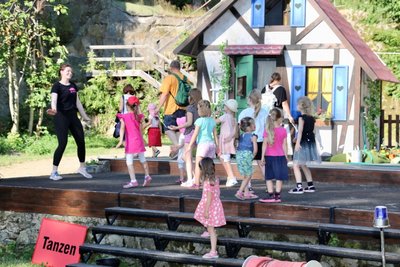 Einmal wie Helden auf der großen Bühne stehen, konnten die Kinder bei Marie Schurtz (links) an der Tanzstation.
