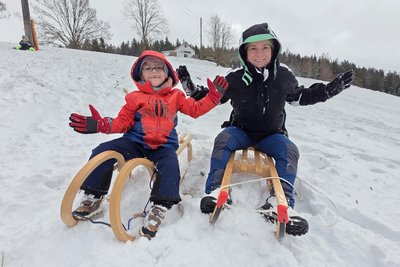Endlich rauf auf den Schlitten und den Berg hinunter: Dajana Schmeißer und Sohn Anton nutzen die Top-Winterbedingungen für Rodelspaß in Erlbach.