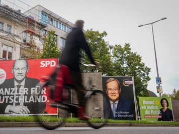            Der Wahlausgang gilt angesichts zahlreicher zuletzt noch unentschlossener Wählerinnen und Wähler als offen.