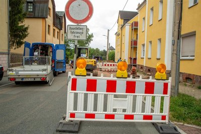 Sechs Mehrfamilienhäuser waren in Oelsnitz am Freitagvormittag ohne Trinkwasser. Die Straßensperrung bleibt vorerst bestehen.