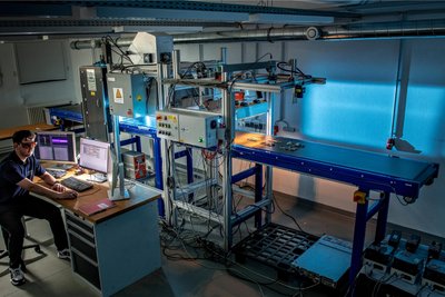 Das Recycling der Zukunft: Ein Multisensor-/Kamerasystem erkennt Metall-, Kunststoff- und Keramikteile auf einem schnell laufenden Förderband. Die EU hat den Highspeed Images Demonstrator am HIF mit 3,8 Millionen Euro gefördert.