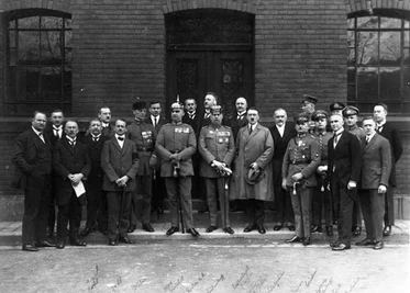 Hitler und seine Mitangeklagten vor der Eröffnung des Prozesses in München.