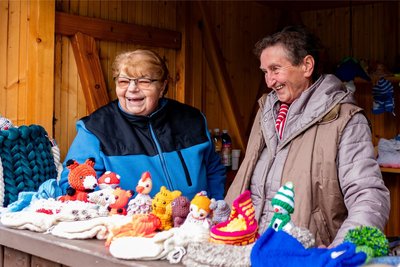 Helga Georgie (l.) und Annellie Oeser mit ihren kreativen Strickereien.