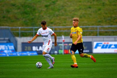 Marco Schikora vom FSV Zwickau und Stefan Maderer vom SpVgg Bayreuth beim Testspiel.