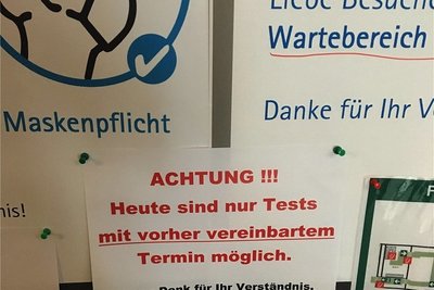 Ohne Termin hatten Freiberger am Samstag im Testzentrum im Städtischen Festsaal keine Chance. 