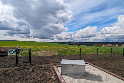 Sandkasten mit Sahne-Panorama: Die Aussicht von der Terrasse des Kindergartens Wirtsbergwichtel in Landwüst ist eine unverbaubare vogtländische Landschaft.
