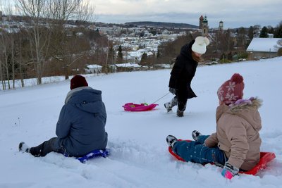 Einen genialen Ausblick auf Auerbachs drei Türme haben Rodler vom „Katholischen Berg“ aus. Mit rund 500 Meter Länge ist das Auerbachs längste Rodelpiste.