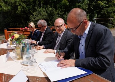 Vertragsunterzeichnung auf dem Pöhlberg: Ines Hanisch-Lupaschko vom Tourismusverband Erzgebirge, Erzgebirgslandrat Frank Vogel, der Chemnitzer Oberbürgermeister Sven Schulze und Sören Uhle von der Wirtschaftsförderung Chemnitz (von links). 
