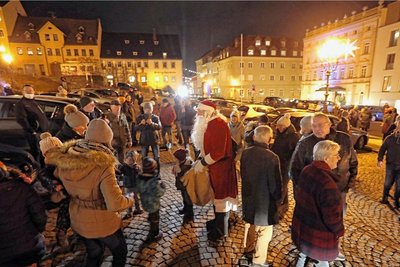 Der Corona-Protest auf dem Hohenstein-Ernstthaler Markt am 20. Dezember 2021 begann friedlich. Auch der Weihnachtsmann schaute vorbei und musste gegenüber der Polizei seine Personalien angeben. Weil ein AfD-Stadtrat dies verweigerte, kam es später zu einer tätlichen Auseinandersetzung. 