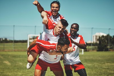 Um so jubeln zu können, müssen sich die Sachsenliga-Fußballer des ESV Lok Zwickau am Sonntag gegen den Spitzenreiter behaupten.