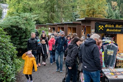 Naturmarkt und Festgelände in Pobershau sind am Nachmittag gut besucht.