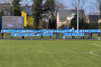 Mit einer kleinen Choreografie erinnerten die Fans des TV Oberfrohna am Sonntag vor dem Heimspiel gegen Ebersbrunn an den verstorbenen Mannschaftsleiter.