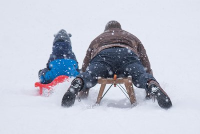 Ab geht die Post: Zum Jahreswechsel nutzten bereits viele Familien in der Skiwelt Schöneck die Piste am Zauberteppich zum Rodeln.