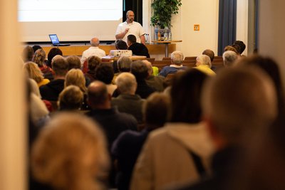 Im vergangenen Oktober war die Einwohnerversammlung in Bad Brambach sehr gut besucht. Am Mittwoch, 13. Mai lädt die Gemeinde ab 18 Uhr erneut zum Bürgertreff in die Festhalle des Kurortes ein. Dann geht es außer um die Eingemeindung auch um den Glasfaserausbau.