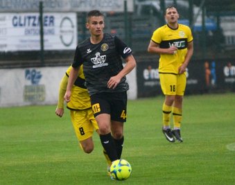 Der Sprung von der Vogtlandklasse in die Oberliga scheint dem 20-jährigen Auerbacher Marvin Todt (hier gegen Plauen) gut getan zu haben. In den letzten Spielen bewies er immer öfter, was er fußballerisch drauf hat. 
