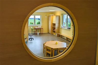 Einblicke der besonderen Art: Türen mit Bullaugen wurden eingebaut und machen Blicke wie diesen in das Wichtelhaus möglich.