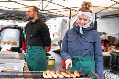 Tony Köhler und Mandy Eisermann verköstigen Besucher mit Gegrilltem und anderen Fleischspezialitäten.