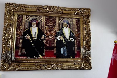 Hängt in vielen Hotels: Ein Bild von Sultan Qaboos (re.) und seinem Nachfolger Sultan Haitham.
