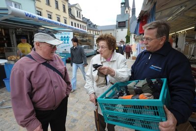 
              <p class="artikelinhalt">Seit zwei Wochen ist der Burgstädter Wochenmarkt wieder auf dem Marktplatz zu finden. Marktmeister Bernd Kassuba (rechts) berät gerade die Kunden.</p>
            