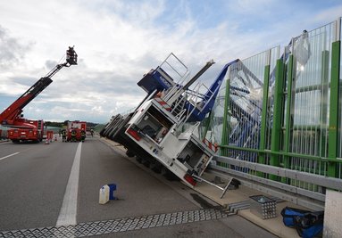Ein Wagen der Brückeninspektion ist am Montagnachmittag in die Brückenabsperrung gestürzt.